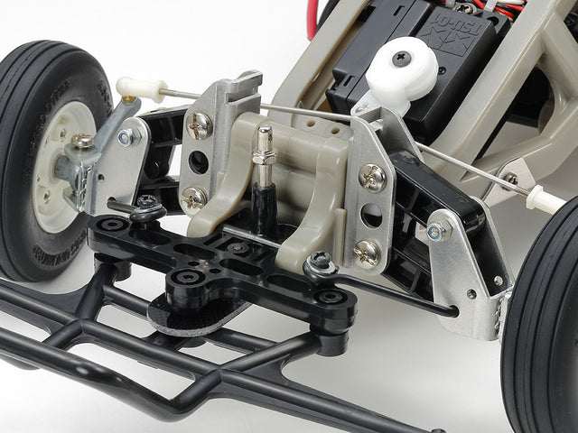 The front suspension is a double wishbone type. A spring is built into the bulkhead and a radius arm made of steel rod is installed to increase rigidity.